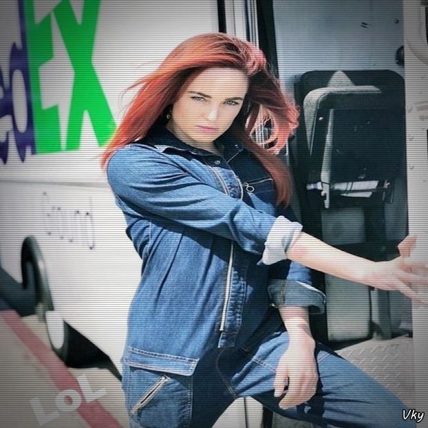 ▬ Se uita la telefon cand il aude ca suna de 10 ori, apoi isi vede se invatatul ei fara - SO2xE08 So would u be my baby