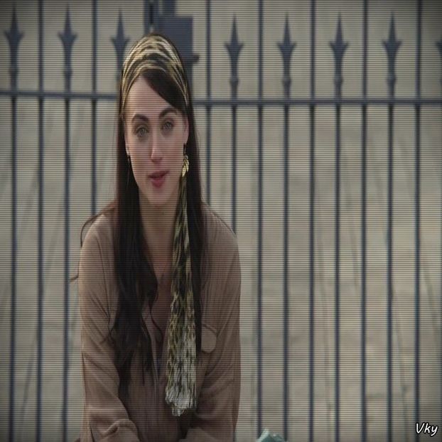 ▬ Se cearta cu soferii jos ca nu vor sa ii ia bagajul si sa il puna la locul lui, apoi il pune in - SO2xE08 So would u be my baby