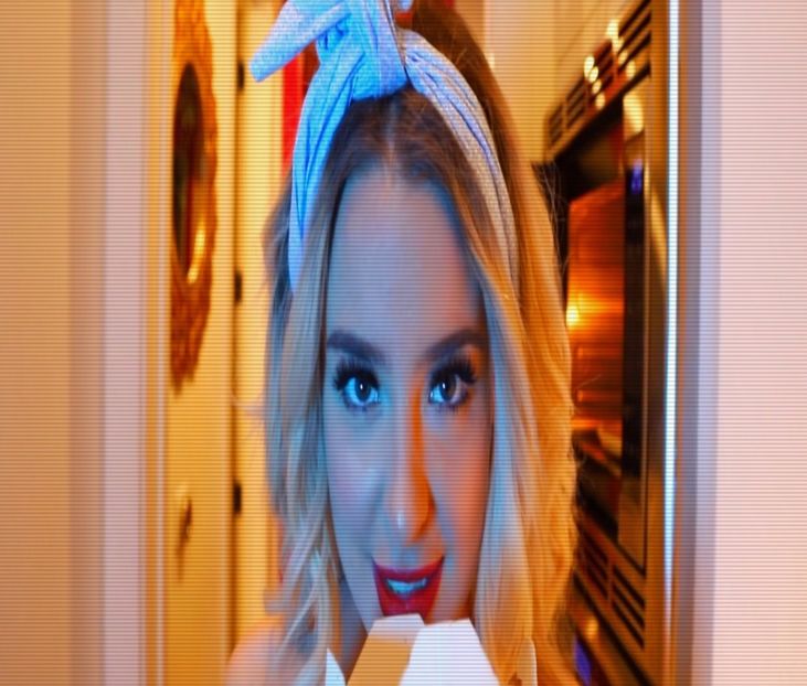 ⤷☂︎ Cât aștepta ca sandwichurile să fie gata, își ia un sprite. Zâmbește când + - 01Cause u know Im here for you