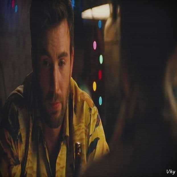 ▬ Deja in autocar pe unul din scaune sta pe telefon si raspunde la mesaje.=)))) - SO2xE08 So would u be my baby