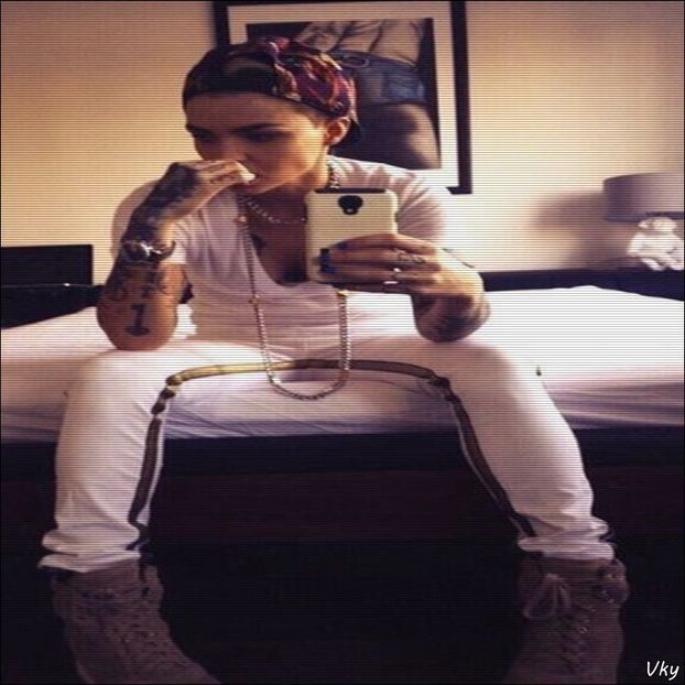 ▬ ❝Tu, nimic, doar sa nimerit ca tu sa pici langa mine azi.❞ O pufneste rasul =)))))) - SO2xE08 So would u be my baby