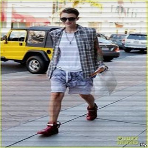 ▬ ❝Stiu ca nu ne cheama asa si sper ca noul decan sa fie mai ok.❞ Rade si - SO2xE08 So would u be my baby