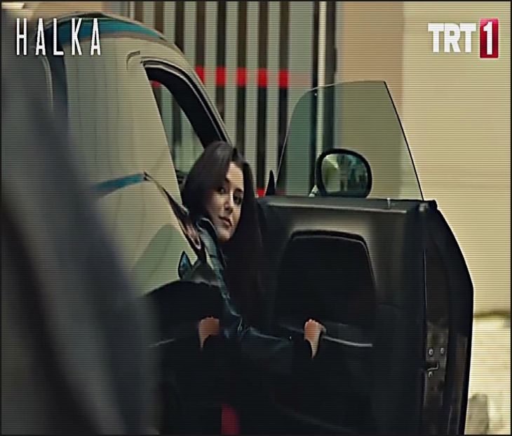 — Zâmbetul mi se lărgește instant când îi aud măreața idee. „Caută acoloo, era un fel - 01Cause u know Im here for you