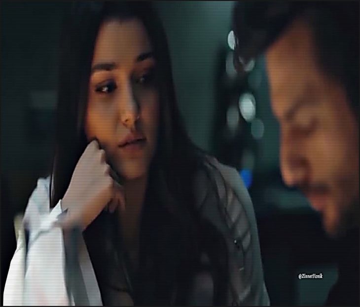 — După ce mă desprind din îmbrățișare, îmi îndrept atenția înapoi spre Ariana. „Bine, așa - 01Cause u know Im here for you