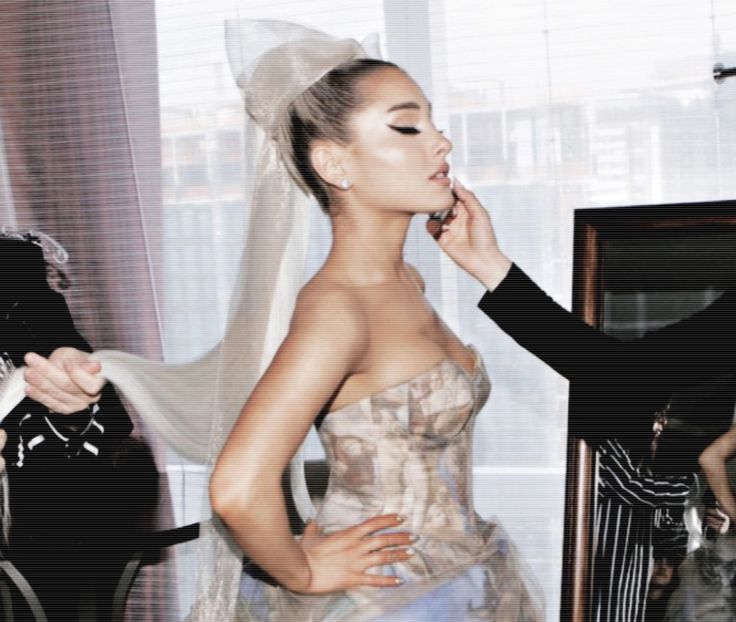 ⌙　˛ʍօօռʟɨɢɦȶ˓♥˒ǝqɐqˆᴬˠᴳˇ ;. ❛La cale? Despre ce vorbeşti? Pff..❜ Îşi încrucişează mâinile - 01Cause u know Im here for you