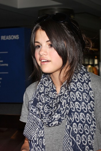 00399_twitchy_selena; SELENA SURPRINSA DE FOTOGRAFI SI PRESA UPSSSSSS.
