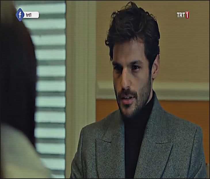 — Surâd în urma cuvintelor Arianei și mă așez pe ultima treaptă. „Dacă te face să te simți - 01Cause u know Im here for you