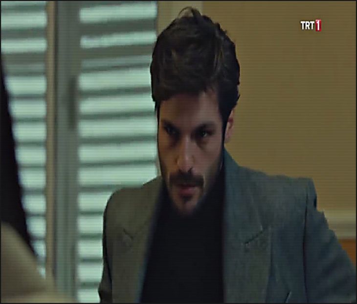 — arăt cu degetul arătător spre Ariana și Hande. „Sigur așteptați ca ceva să se întâmple, - 01Cause u know Im here for you