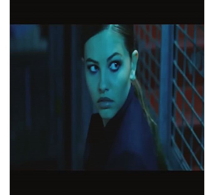 — După ce îmi iau apa după care intrasem, ies din bucătărie, ridicând o sprânceană din - 01Cause u know Im here for you