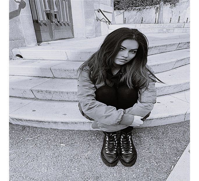 — Mă încrunt când îi văd reacția și prind ambele încheieturi pentru a-l opri din a-mi arunca - 01Cause u know Im here for you