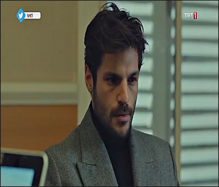 — la scurt timp o observ pe Ariana, fapt ce mă face să afișez un zâmbet mai mult tâmp, - 01Cause u know Im here for you