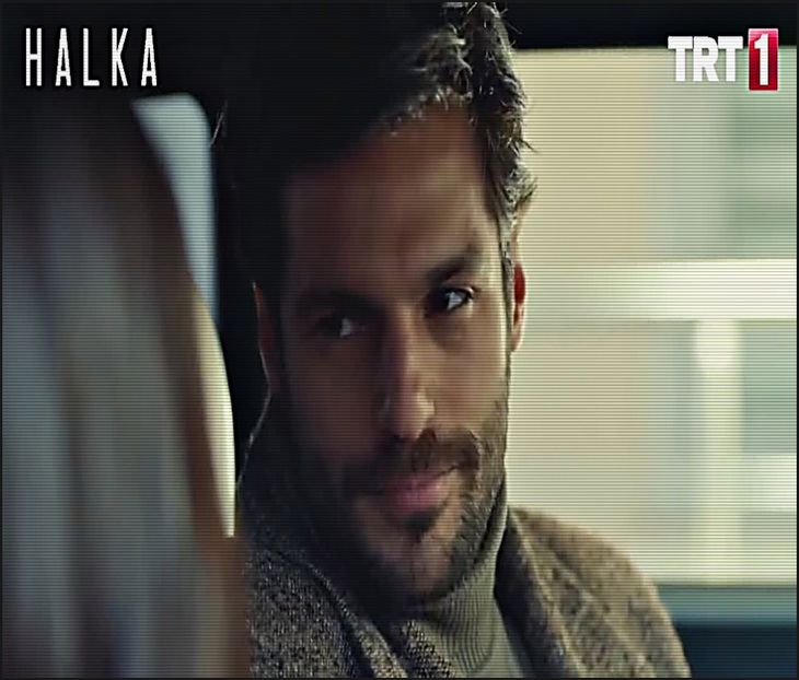 — fac cu ochiul jucăuș, apoi las sticla pe masă, încruntându-mă ușor confuz când aud de - 01Cause u know Im here for you