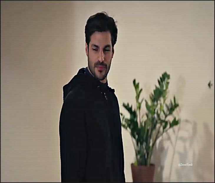 — Îmi întorc capul spre Nina atunci când îi aud vocea și imediat după ce mi se adresează, - 01Cause u know Im here for you