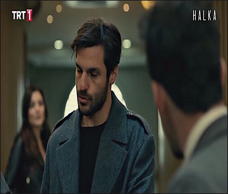 — O urmăresc cu privirea pe Ariana, ridicând ambele sprâncene când aceasta îmi pasează - 01Cause u know Im here for you