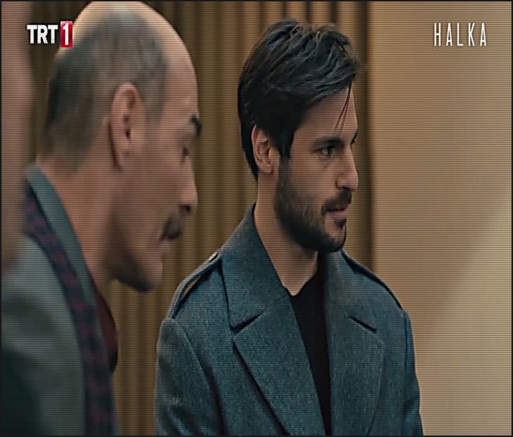 — mă opresc pentru câteva secunde, timp în care mă apropii cu pași relaxați de locul în - 01Cause u know Im here for you