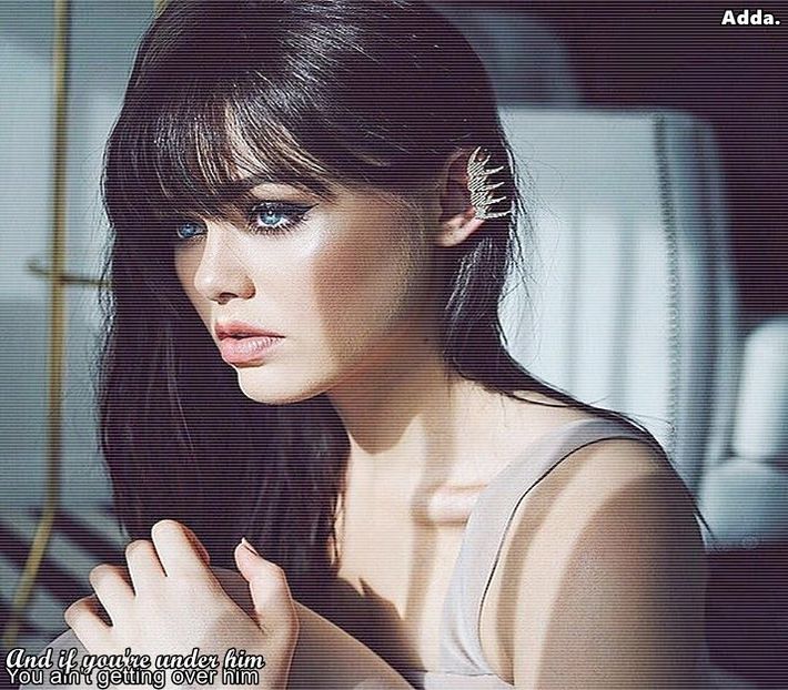 》*își lasă geanta pe un șezlong de pe acolo, își aruncă rochia de pe ea peste geantă și - SO2xE10 All the things she said