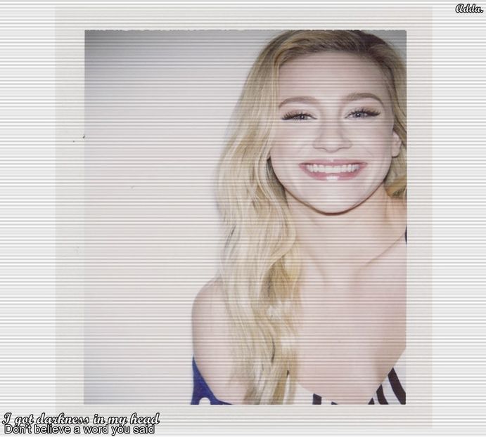 》Nu cred, mi se pare super de treabă. *zâmbește larg și-și lasă capul pe el* Hmm, da, - SO2xE10 All the things she said