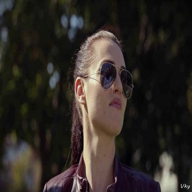 ▬ Se bucura de soare si face o plimbare pe plaja cu ochelarii la ochii privind oamenii. - SO2xE10 All the things she said