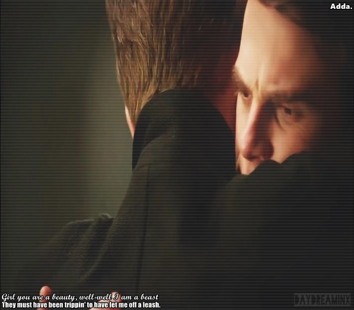 》N-are nimic, și așa mă înroșesc, nu mă bronzez. *îl bufnește râsul și-și mută privirea - SO2xE10 All the things she said