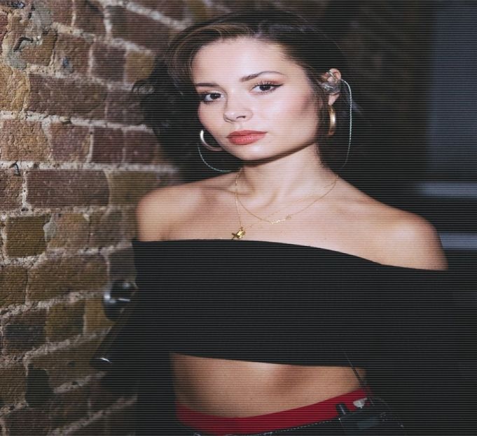 ✎･.｡.ɆQɄ₳₦ł₥ØɄ₴×ssǝppoɓ░ așeza din nou în rucsacul său poziționat la piciorul - S01xE01 only happy when it rains