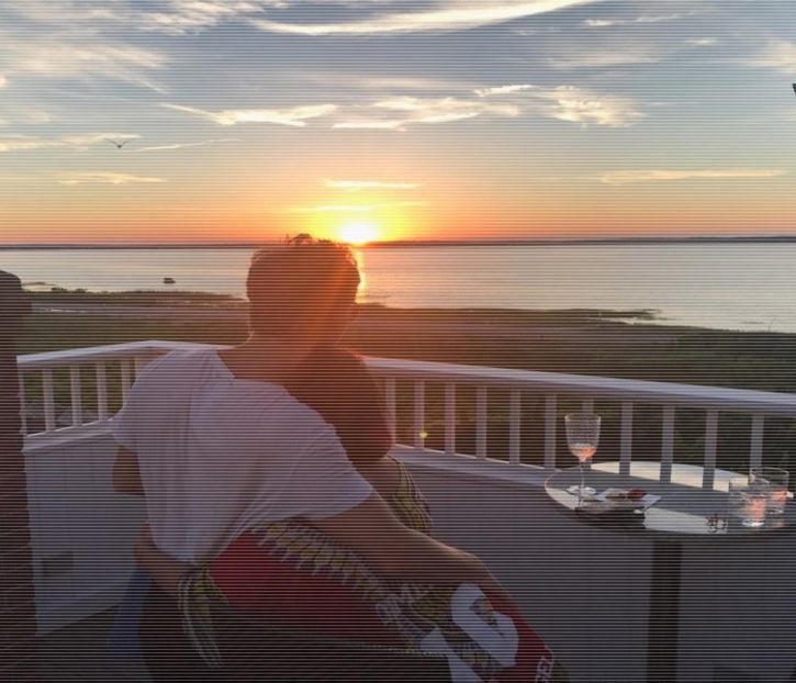 ▕·　 snoᴉɹɐɟǝu♦̭s̭̭o̭̭ṷḽ. Bufnesc într-un scurt râset când Chris o aduce-n discuție pe doamna de vâ - S01xE01 only happy when it rains