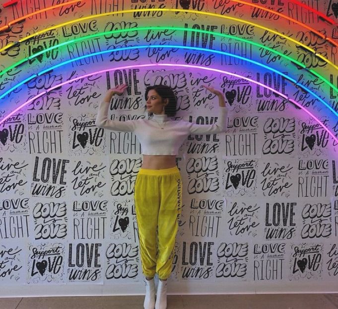 ✎･.｡.ɆQɄ₳₦ł₥ØɄ₴×ssǝppoɓ░ Începe a vorbi cu gura plină, parcă fiind vrăjită de - S01xE01 only happy when it rains