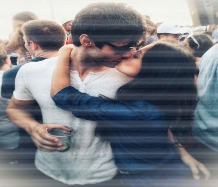 ̷͡︽.　·sǝuoq·♥̷̥l̍̍l̍̍i̍̍ʜ̍ɔ̍.; îmi ascund gestul în spatele dozei din care mai iau o gură, astfel - S01xE01 only happy when it rains