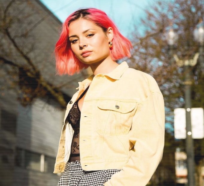 ✎･.｡.ɆQɄ₳₦ł₥ØɄ₴×ssǝppoɓ░ în fața lui Noah privindu-l evident debusolată de parcă - S01xE01 only happy when it rains