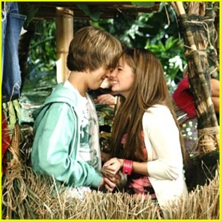 debby-ryan-cole-sprouse-balloon[1] - 0-cole sprouse-0