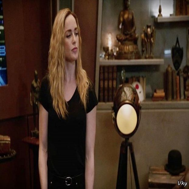 ▬ ❝Vorbea ala care merge in zig-zag.❞ Iese din apa si se uita la el.=)))))))) - SO2xE10 All the things she said