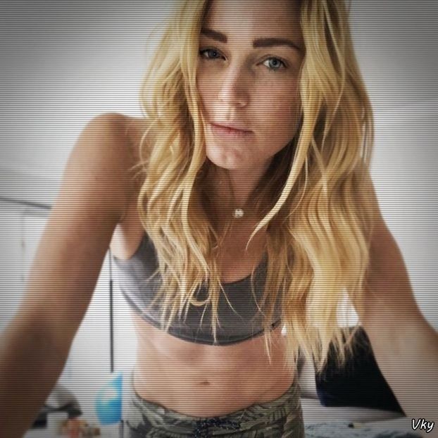 ▬ ❝Ai dreptate, nu ma contrazic cu tine.❞ Ii da una peste frunte cu dosul palmei intentionat si o - SO2xE10 All the things she said