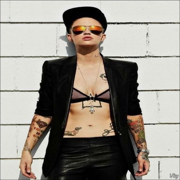 ▬ Se uita la ea si nu stie cum sa ii zica, dar apoi o spune pana la urma cu - SO2xE10 All the things she said