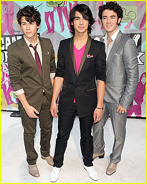 jonas-brothers-camp-rock-premiere1 - album  pentru  disneyvedete