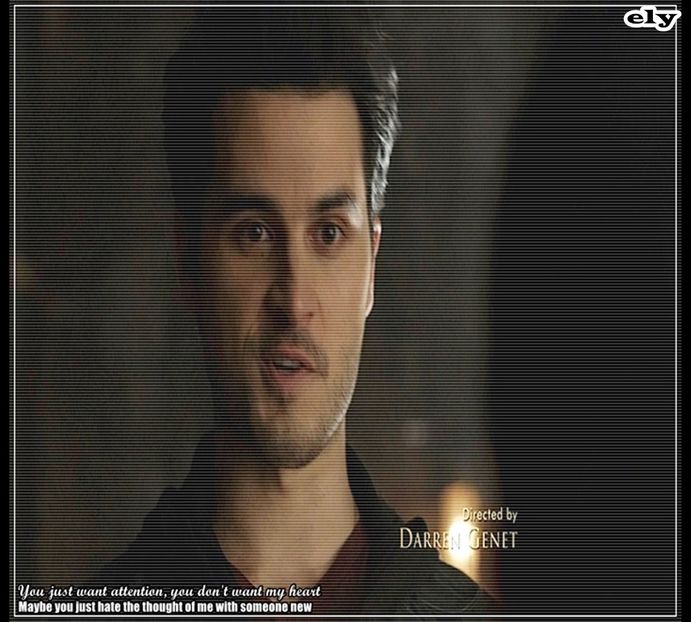 *apare langa fete* Mi-a mirosit a mancare *face o pauza si se uita la sarah* Ai in fata cel mai + - here - episode 52 - done