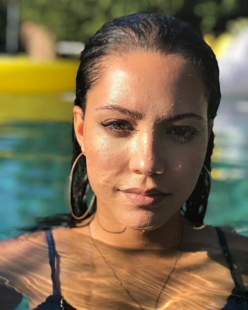 CL *aduce o piscina gomflabila destul de incapatoare si o umfla in mijlocul sufrageriei* Paiii e bn - here - episode 52 - done