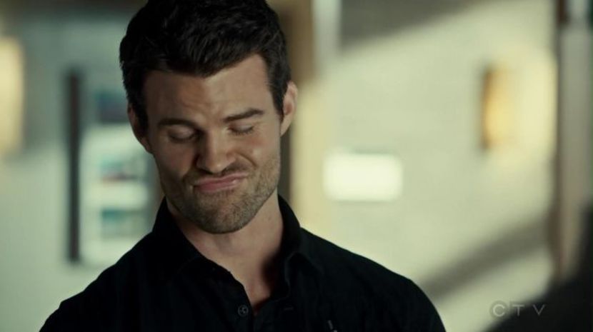 》cl *vine cu cafeaua în mână să se uite la tv la TVR1, când o vede îi scapă cana pe jos și - here - episode 52 - done