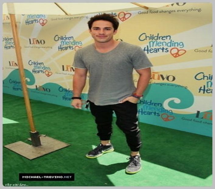 ▬ Vine dupa mult timp si intra in casa, sare direct pe Ilie de il darama si il linge pe fata ca de - here - episode 52 - done