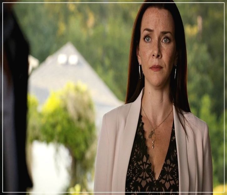 - *Vine de la piață cu multe sacoși în mâini, se oprește în mijlocul sufrageriei când îl vede - here - episode 52 - done