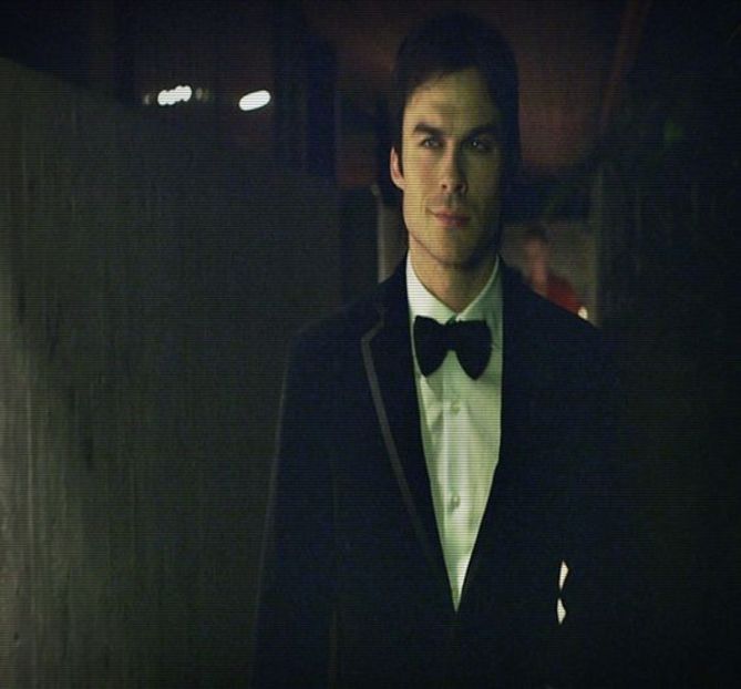 ▬ ❝Oricum era batran, viu sau mort.❞ Rade si o ia cu mana de dupa gat si pleaca cu ea sa se plimbe - here - episode 52 - done