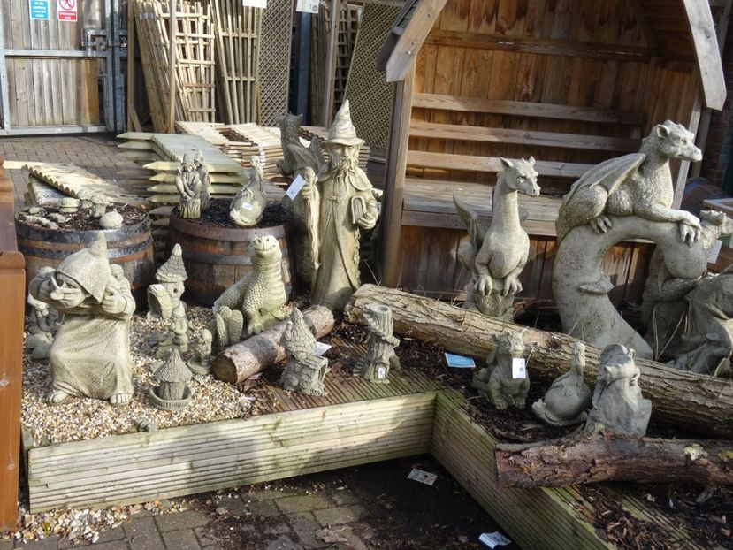statuete gradina 1 - 2019 februarie - Trentham Garden Center Stoke on Trent