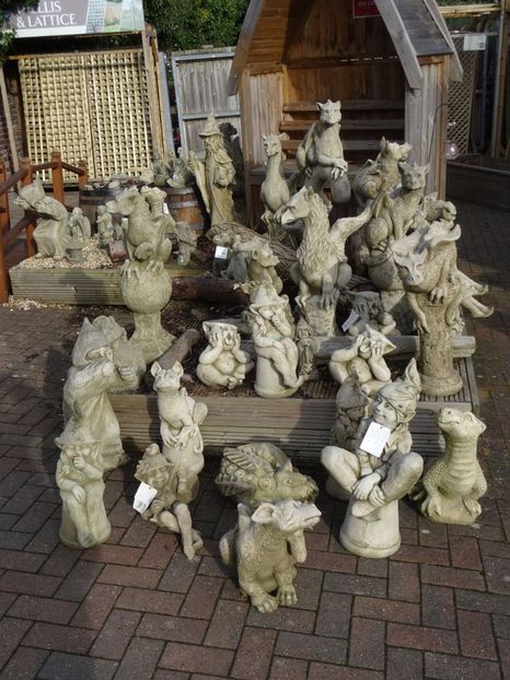 statuete gradina 2 - 2019 februarie - Trentham Garden Center Stoke on Trent