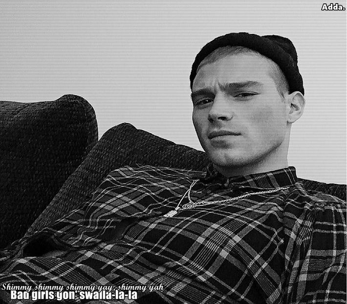 - *mârâie râzând apoi se așează lângă ea cu ce mai rămăsese din mâncare* Hai, ia și - SO3xE01 The song in your heart