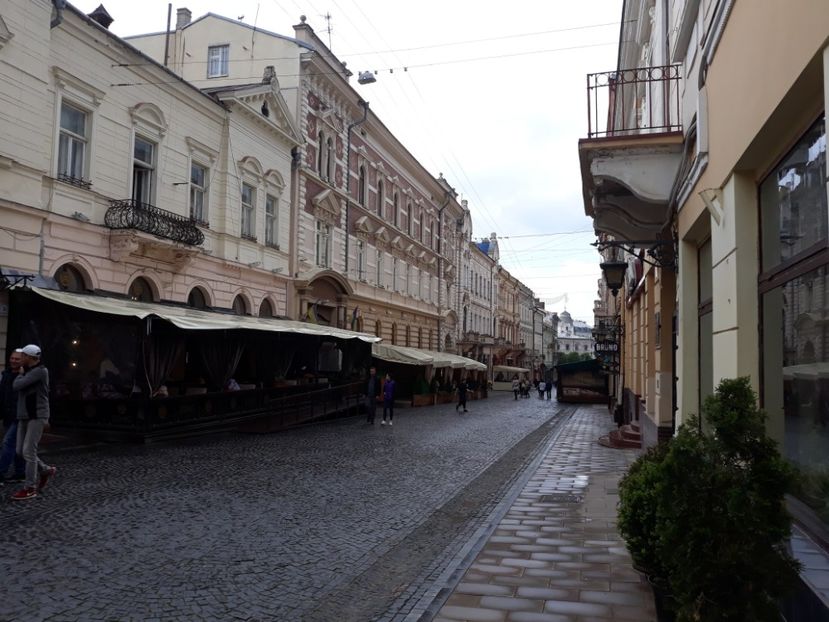 zonă pietonală în centrul vechi al Cernăuțiului - cernauti 2019