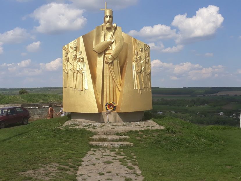monument la intrarea in Cetatea Hotin - cernauti 2019