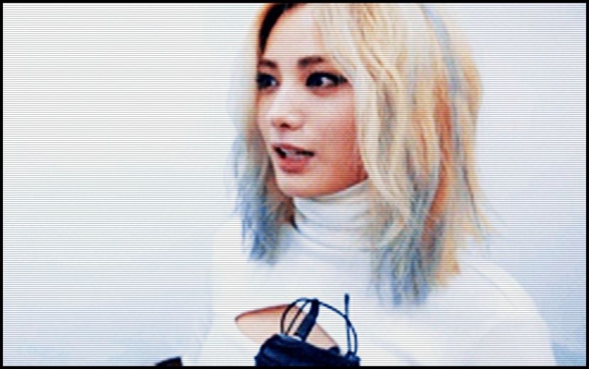 — [plimbându-se cu ea prin curtea casei lui familiei lui David] ❝Oh, și mie mi se pare - W A Y - Episodul 02