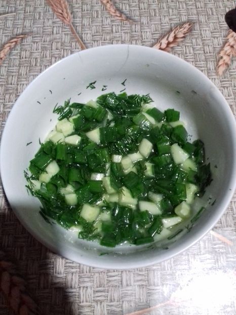 Salată de castraveți cu ceapă verde și mărar - Retete 1