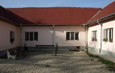 un alt corp de cladire care cauta o destinatie - sens -scop - CAMERE GRATIS - PENTRU STUDENTII DIN BASARABIA SI BUCOVINA - cu gradina de vara