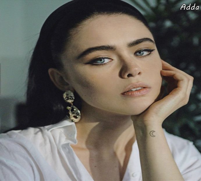 》*Se uită ciudat la Dobrev și Vanessa stând lângă piscină* =))) - SO3xE02 A bird in a gilded cage