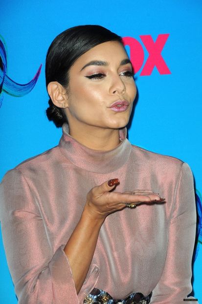 vanessa10 - Vanessa Hudgens la TEEN CHOICE AWARDS IN LOS ANGELES