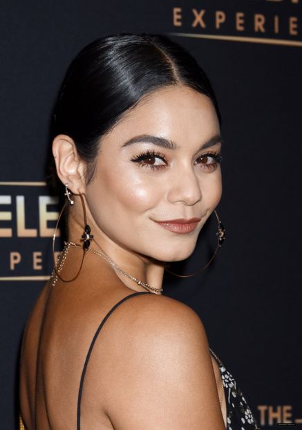 VH002_128 - Vanessa Hudgens la THE CELEBRITY EXPERIENCE AT THE HILTON UNIVERSAL UNIVERSIAL CITY